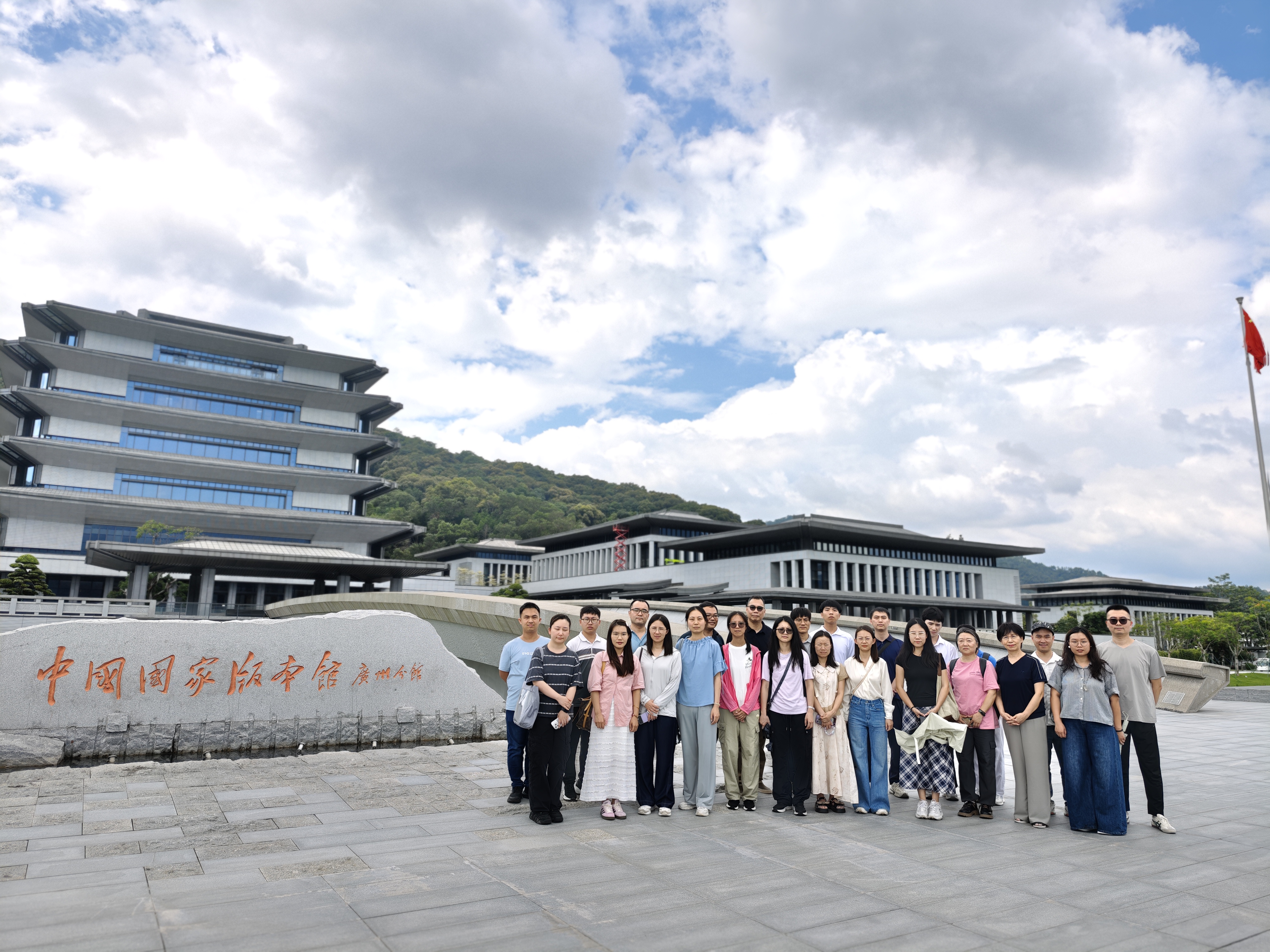 学校档案室参观.jpg