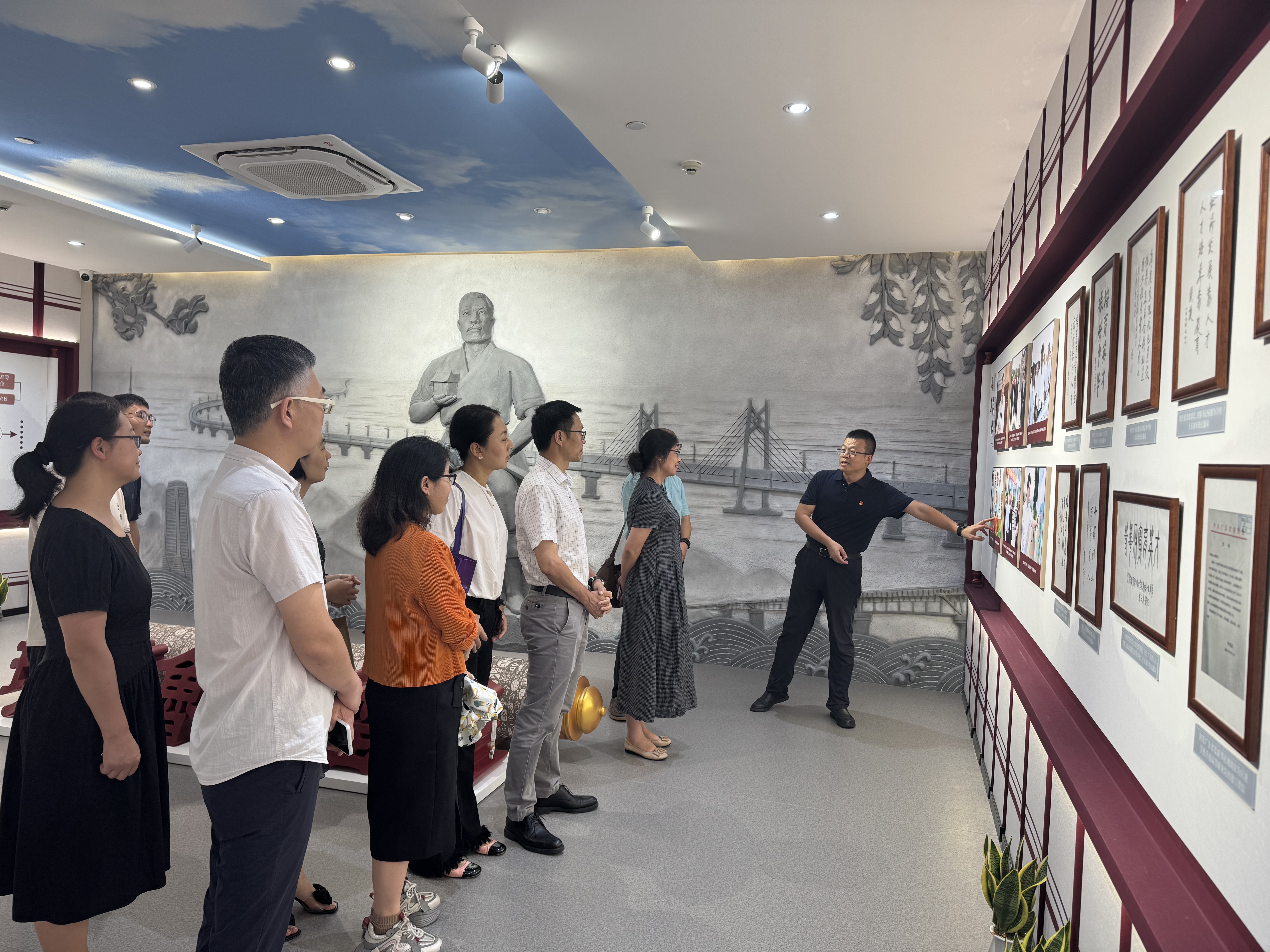刘光辉副校长为支部党员讲解校史.jpg
