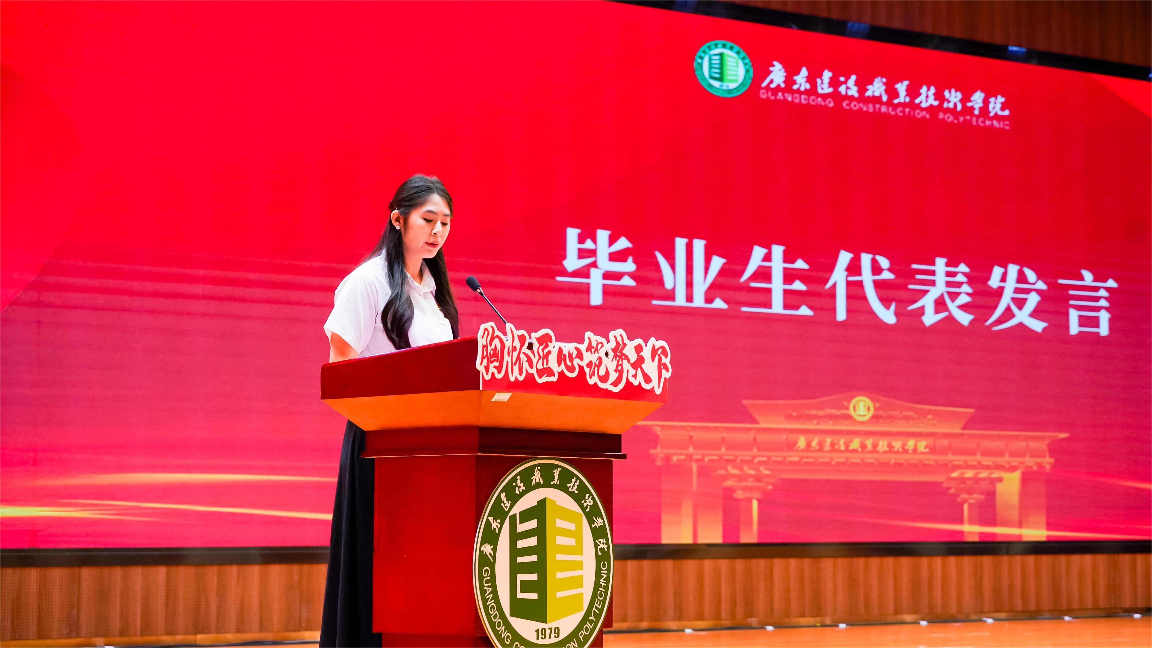 毕业生代表莫钎华发言.JPG