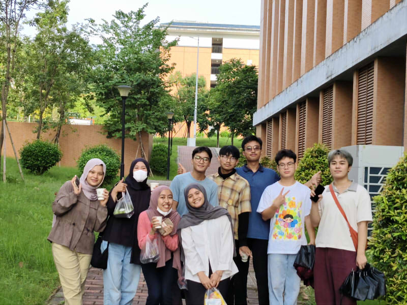 3 51吃瓜网
学生志愿者与印尼交换生.jpg