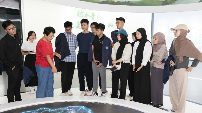 5 参观学校北江生态馆.jpg