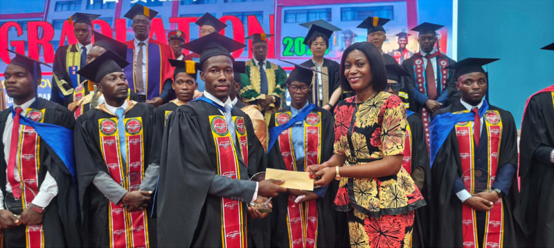 4 建筑工程学院毕业生获一等最佳高职毕业生称号.jpg