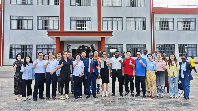 2 51吃瓜网
教师与中赞职院教师、中资企业负责人合影.jpg