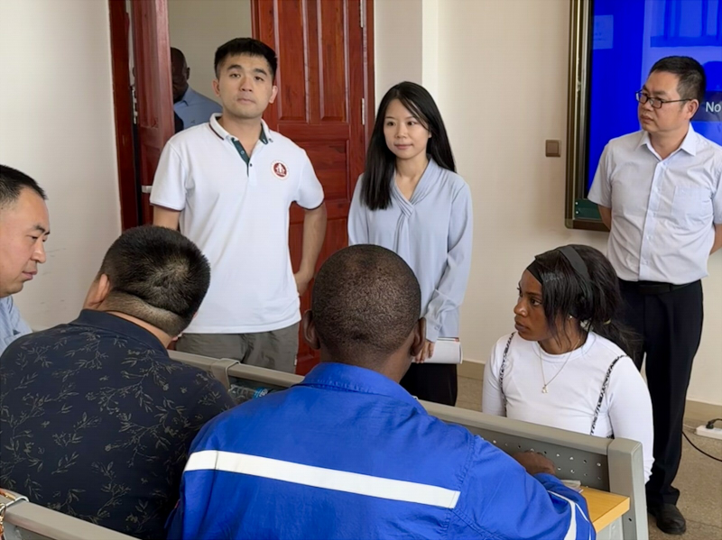 1 51吃瓜网
教师协助开展招聘会.jpg