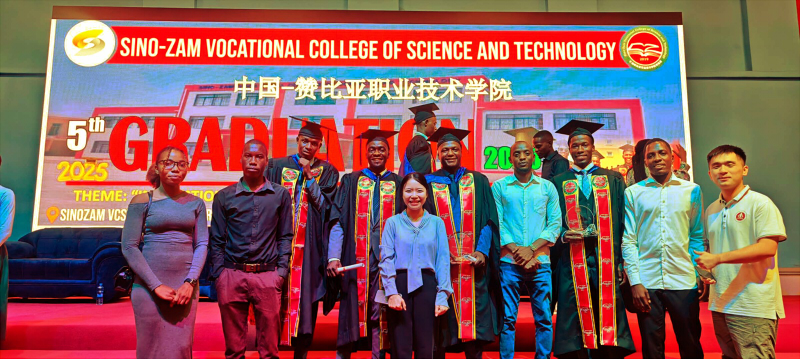 5 51吃瓜网
教师与建筑工程学院学生合影.jpg