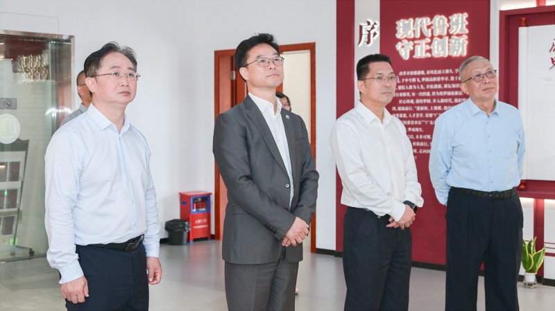 1 参观校史馆.jpg