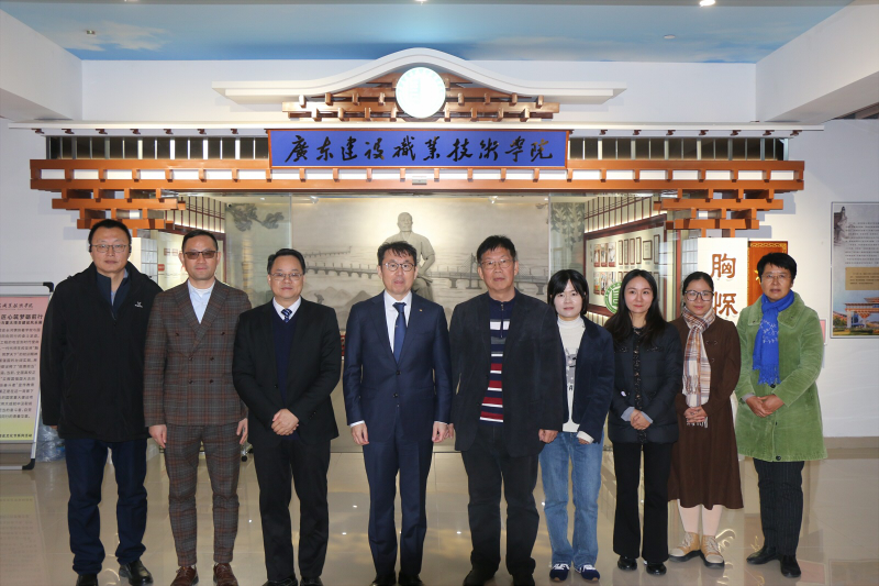 2 在校史馆合影.jpg