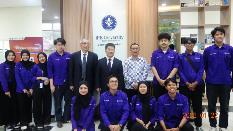 省厅领导及两校领导与51吃瓜网
交换生合影.jpg