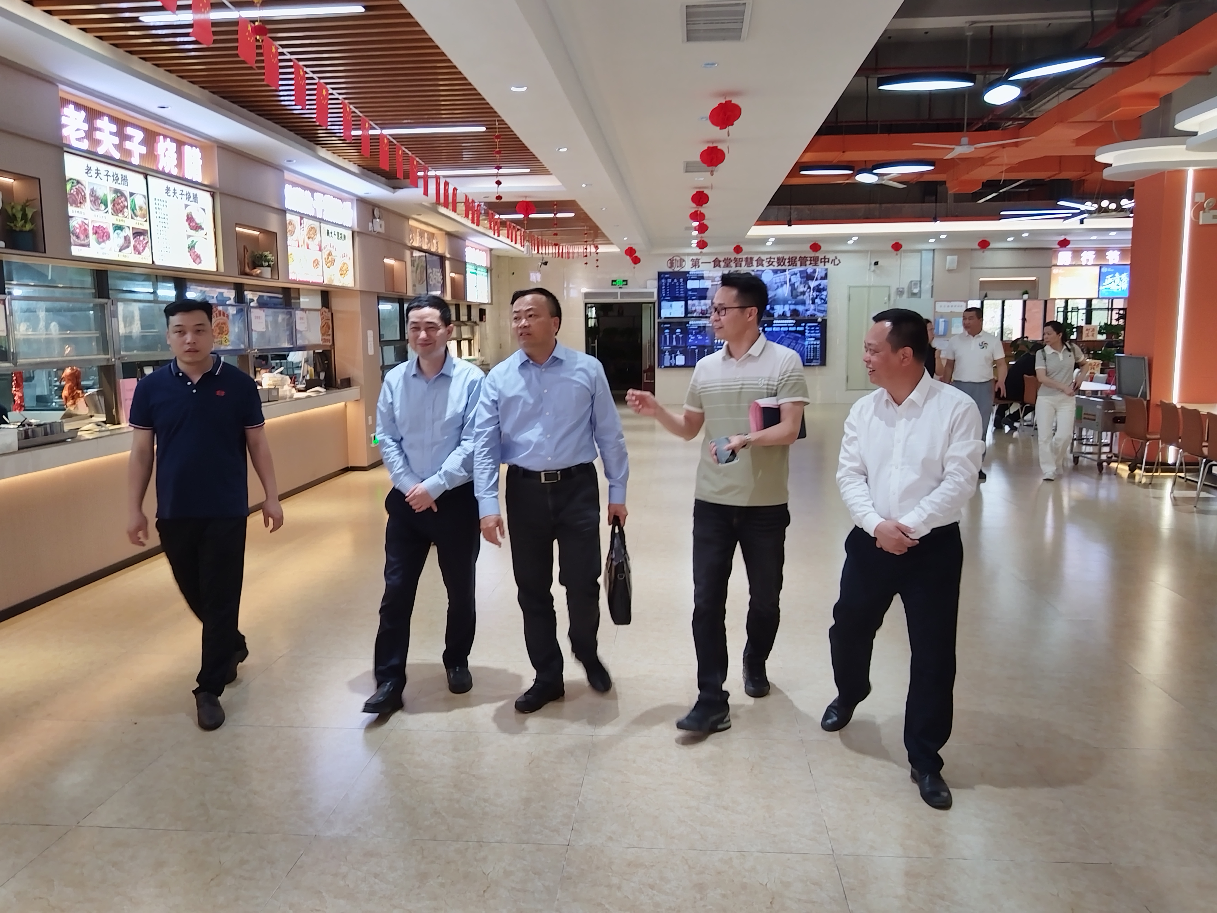 参观食堂.jpg